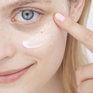 MOHANI Liftingująco-ujędrniające serum-krem pod oczy i na powieki z peptydami i ceramidami
